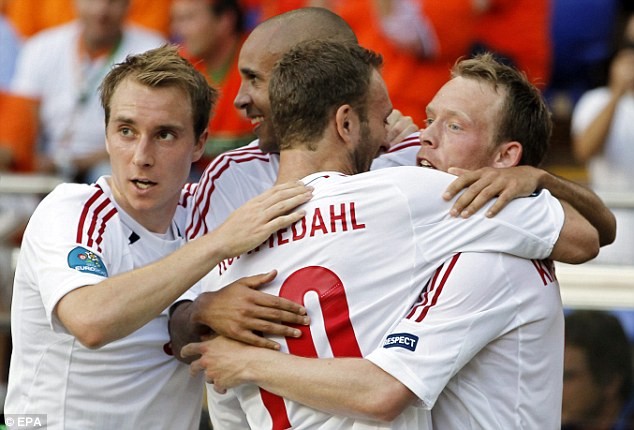 Đan Mạch ăn mừng bàn thắng của Michael Krohn-Delhi.
